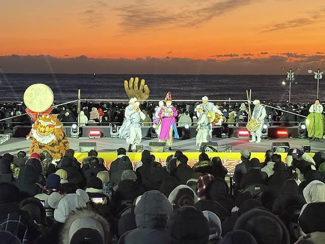 2026년 병오년(丙午年) 새해 첫날인 1일 포항 호미곶 해맞이광장에서 ‘제28회 호미곶한민족해맞이축전’의 시그니처 공연인 해맞이 범굿 ‘어~흥(興)한민국’이 펼쳐지고 있다.