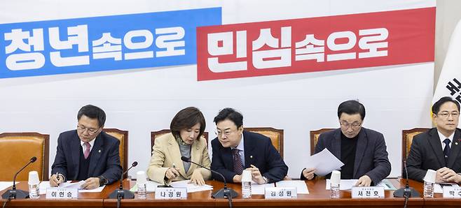 ▲ 국민의힘 지방선거 총괄기획단 위원장인 나경원 의원(왼쪽 두 번째)과 부위원장인 김성원 의원이 지난달 23일 국회에서 지선 총괄기획단 전체 회의에서 대화하고 있다.연합