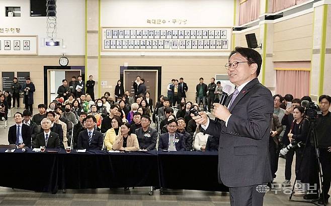 강기정 광주시장이 지난해 12월19일 광산구청 윤상원홀에서 광주 군공항 이전 주민설명회에 참석해 민·군공항 통합이전 사업의 최근 추진 상황과 향후 계획을 설명하고 있다. 광주시 제공
