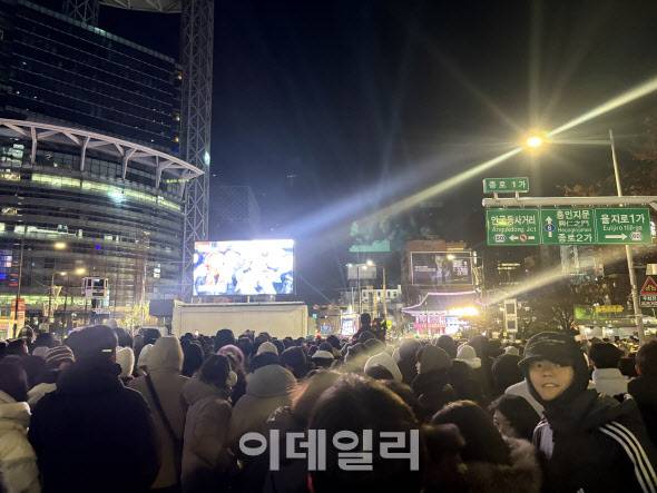 231일 밤 서울 종로구 보신각 일대가 2026년 병오년(丙午年) 새해를 맞이하려는 시민들로 인산인해를 이루고 있다. (사진=석지헌 기자)