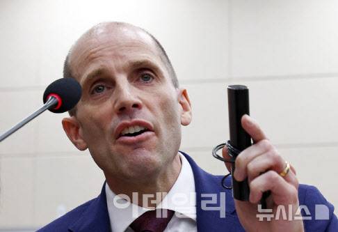 해럴드 로저스 쿠팡 임시 대표가 30일 국회 청문회에서 발언하고 있다(사진=뉴시스)