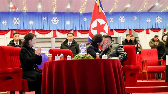 2026년 신년경축공연에서 새해 카운트다운이 끝나자 김정은 북한 국무위원장의 딸 주애가 김 위원장 볼에 입을 맞추고 있다(사진= 연합뉴스)
