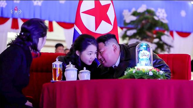 2026년 신년경축공연에 참석한 김정은 북한 국무위원장이 딸 주애에게 귓속말을 하고 있다(사진=연합뉴스)