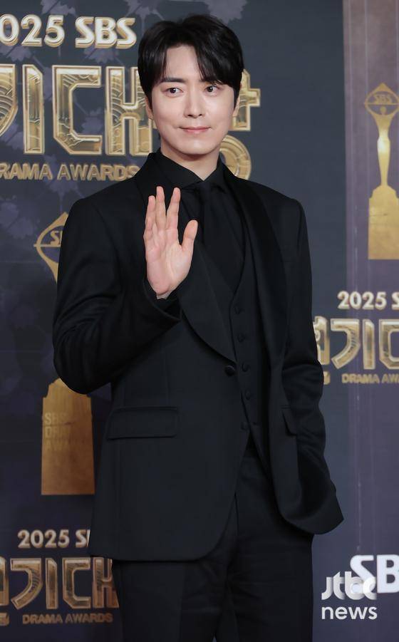 31일 오후 서울 마포구 상암동 SBS에서 'SBS 연기대상' 레드카펫 행사가 열렸다. 배우 이준혁이 참석해 포토타임을 갖고 있다. 박세완 엔터뉴스팀 기자 park.sewan@jtbc.co.kr