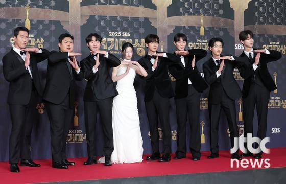 31일 오후 서울 마포구 상암동 SBS에서 'SBS 연기대상' 레드카펫 행사가 열렸다. 트라이 축하공연 팀(김요한, 우민규, 김이준, 윤재찬, 황성빈, 이수찬, 김단, 성지영)이 참석해 포토타임을 갖고 있다. 박세완 엔터뉴스팀 기자 park.sewan@jtbc.co.kr