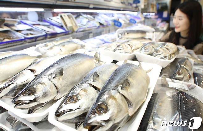 마트에서 고객이 고등어를 고르고 있다. (롯데마트 제공)