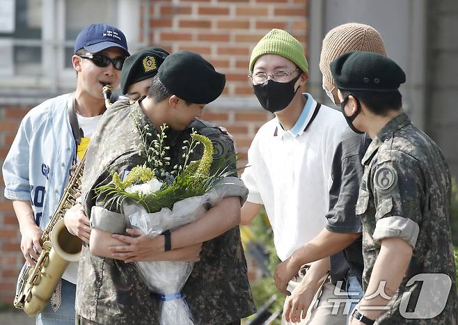 그룹 방탄소년단(BTS) RM, 지민, 제이홉, 뷔, 정국이 12일 오전 경기도 연천 소재 육군 제5보병사단 신병교육대대에서 육군 현역으로 군 복무를 마친 진(왼쪽)을 축하하고 있다. 2024.6.12/뉴스1 ⓒ News1 권현진 기자