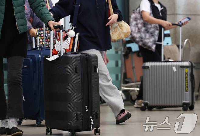 추석 황금연휴를 해외에서 보내고 돌아온 여행객들이 인천국제공항 1터미널로 귀국하고 있다. 2025.10.12/뉴스1 ⓒ News1 오대일 기자