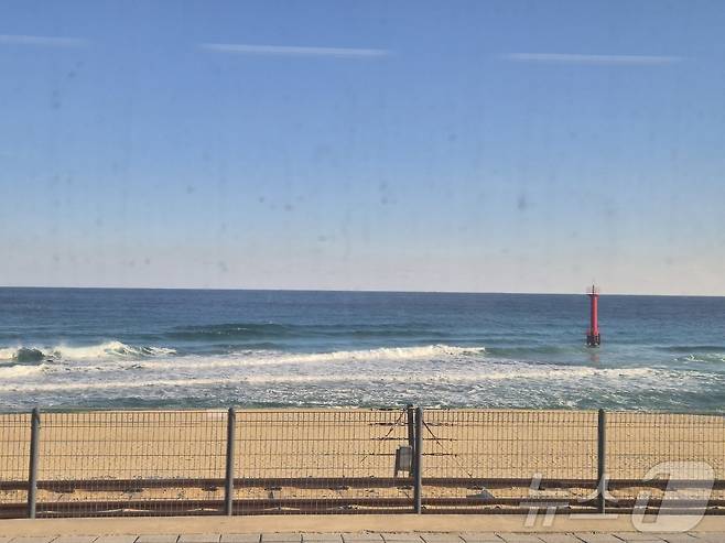 30일 동해선 KTX-이음이 처음 투입된 가운데 강릉을 출발한 부전행 열차 창밖으로 동해 바다가 펼쳐지고 있다.2025.12.30/뉴스1 ⓒ News1 윤왕근 기자