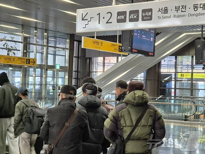 30일 오전 동해선 KTX-이음이 첫 운행을 시작한 가운데 강원 강릉역 승강장에서 승객들이 부전행 첫 열차 탑승을 위해 플랫폼으로 향하고 있다.2025.12.30/뉴스1 ⓒ News1 윤왕근 기자