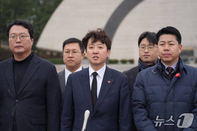 이준석 개혁신당 대표가 새해 첫 날인 1일 제주 4·3 평화공원에서 기자들과 만나 질의응답을 하고 있다. 왼쪽부터 천하람 원내대표, 김성열 수석최고위원, 이 대표, 주이삭 최고위원, 양해두 제주시갑 당협위원장. 2026.01.01 (개혁신당 제공)