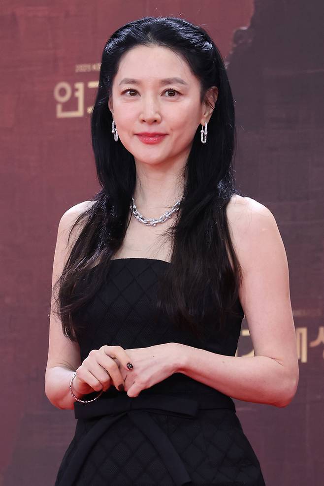 배우 이영애가 지난달 31일 서울 여의도 KBS에서 열린 ‘2025 KBS 연기대상 시상식’ 레드카펫 행사에서 포즈를 취하고 있다. 사진 | 연합뉴스