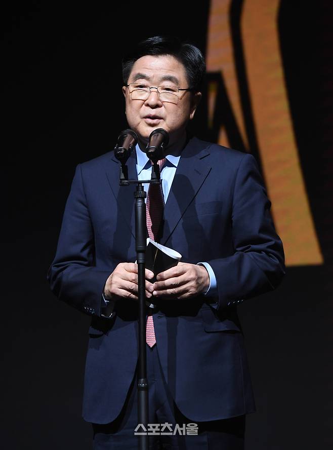 한국프로축구연맹 권오갑 총재. 사진은 지난 1일 서울 서대문구 스위스그랜드호텔에서 열린 ‘하나은행 K리그 2025 대상 시상식’에서 인사말을 하는 모습. 박진업 기자 upandup@sportsseoul.com