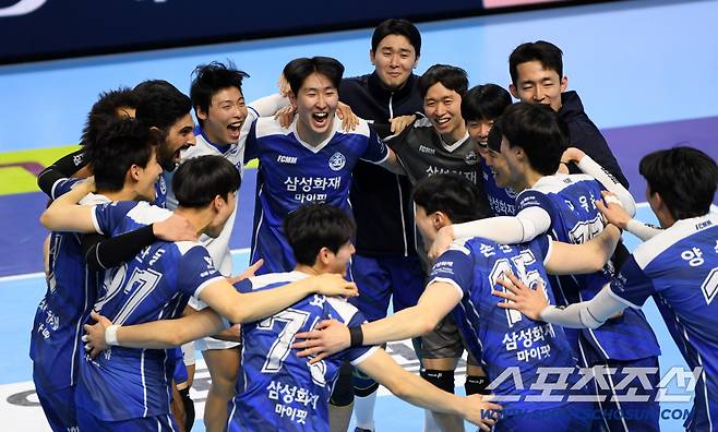 1일 인천 계양체육관에서 열린 V리그 대한항공과 삼성화재의 경기. 5세트 접전 끝 승리한 삼성화재 선수들이 환호하고 있다. 인천=박재만 기자 pjm@sportschosun.com/2026.01.01/