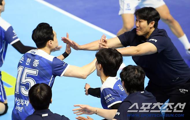 1일 인천 계양체육관에서 열린 V리그 대한항공과 삼성화재의 경기. 5세트 접전 끝 승리한 삼성화재 손현종과 고준용 감독대행이 환호하고 있다. 인천=박재만 기자 pjm@sportschosun.com/2026.01.01/