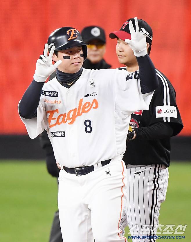 31일 대전 한화생명볼파크에서 열린 LG와 한화의 한국시리즈 5차전. 2회말 무사 노시환이 안타를 친 후 기뻐하고 있다. 대전=정재근 기자 cjg@sportschosun.com/2025.10.31/