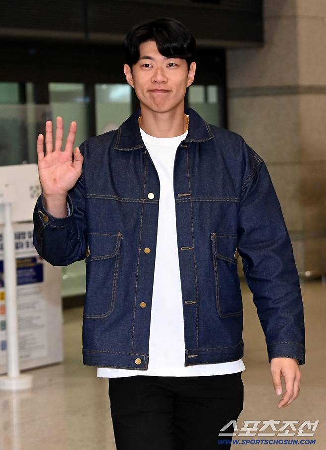 메이저리그 샌디에이고 파드리스와 입단 계약을 맺은 송성문이 23일 인천국제공항을 통해 귀국한 뒤 손인사를 하고 있다. 인천공항=허상욱 기자wook@sportschosun.com/2025.12.23/