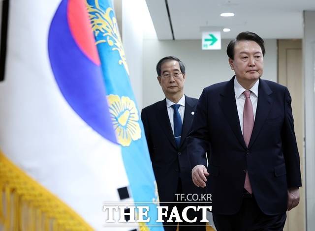 새해 초반에는 12·3 비상계엄 이후 1년을 넘게 달려온 윤석열 전 대통령(오른쪽) 등 내란 사건 변론이 마무리된다. 선고는 2월께 나올 전망이다. 이미 변론을 끝낸 체포 방해 사건의 선고는 오는 16일에 나온다. 이어서 21일에는 한덕수 전 국무총리(왼쪽)의 내란 우두머리 방조 혐의 1심 선고가 예정돼 있다. /더팩트DB