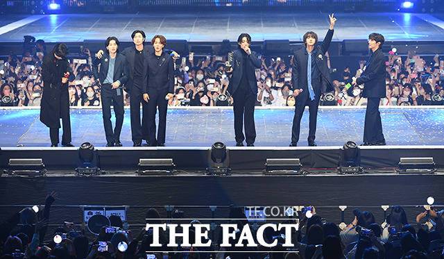 방탄소년단은 컴백 후 또 한번 새로운 영역을 개척해나갈 전망이다. 미국의 빌보드와 영국의 오피셜 차트 성적은 물론이고 멤버들이 염원했던 '그래미 어워드' 수상 여부에도 관심이 모인다. 사진은 '2022 더팩트 뮤직 어워즈'에서 대상 수상 후 앙코르 무대를 하는 모습. /더팩트 DB