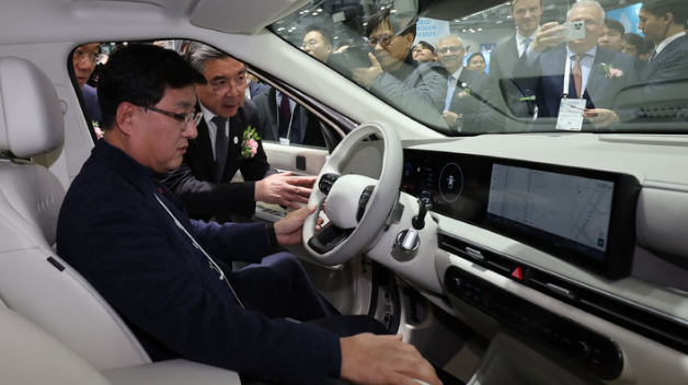 기후에너지환경부는 오는 2일부터 10일간 ‘2026년 전기자동차 구매보조금 개편안’에 대한 공개 의견수렴을 진행한다고 31일 밝혔다. 사진은 지난해 12우러 4일 고양시 킨텍스에서 열린 월드 하이드로젠 엑스포수소 전기차 넥쏘를 시승하고 있는 김성환 기후부 장관. / 뉴시