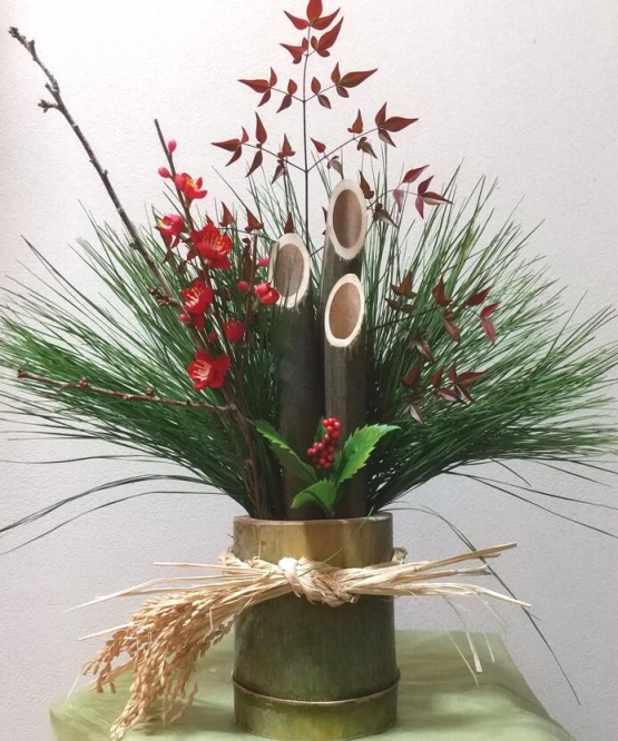 일본에서 토시가미를 맞이하기 위해 두는 장식 '카도마츠'. 라쿠텐.