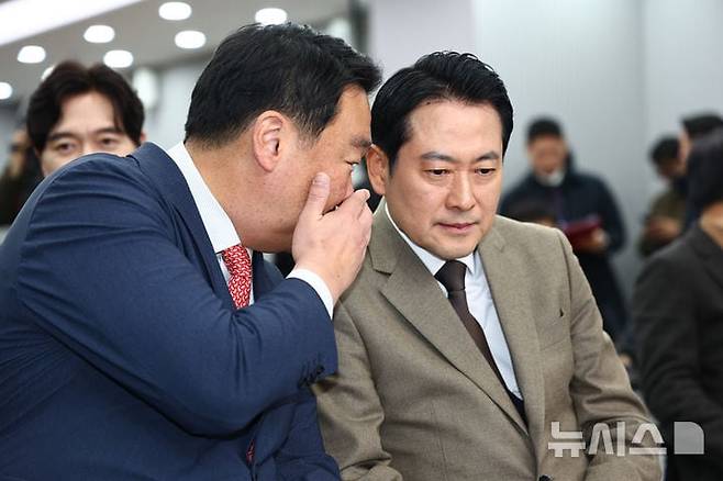 정희용 사무총장과 대화하는 장동혁 대표