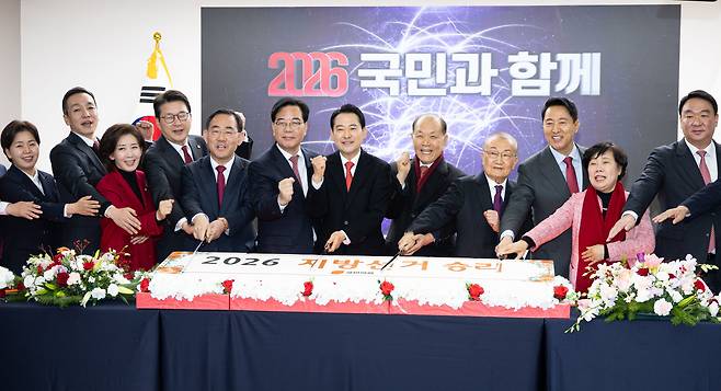 장동혁 국민의힘 대표를 비롯한 참석자들이 1일 서울 여의도 당사에서 열린 2026 국민의힘 신년인사회에서 떡을 자르기 앞서 기념 촬영을 하고 있다. 왼쪽부터 양향자, 김민수 최고위원, 나경원 지방선거 총괄기획단 위원장, 신동욱 최고위원, 주호영 국회 부의장, 송언석 원내대표, 장 대표, 황우여, 장경우 상임고문, 오세훈 서울시장, 조배숙 의원, 정희용 사무총장./뉴스1