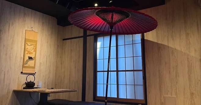 지난해 4월 도쿄 쓰키지 지역에 문을 연 '와비사비 카페'의 내부 모습. 와비사비는 조금 부족하지만, 그 내면의 깊이가 충만함을 뜻하는 일본의 전통 미의식을 말한다. /와비사비 카페