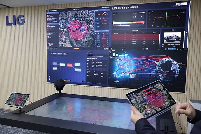 지난해 12월 LIG넥스원 관계자가 2판교하우스에서 AI지휘통제시스템을 시연하고 있다. /LIG넥스원 제공
