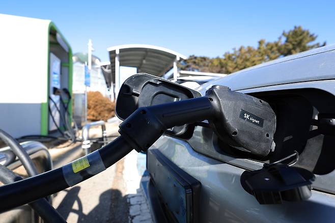 인천국제공항 주차장 전기차 충전소에 주차된 차량이 충전하고 있다. (사진은 기사 내용과 무관함) /뉴스1