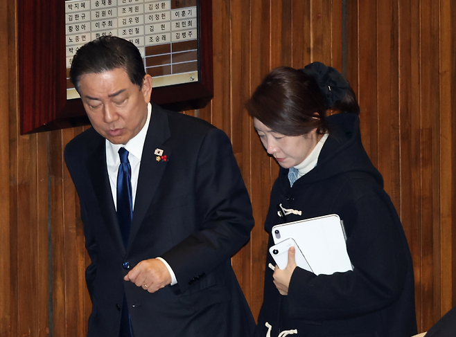 서울 여의도 국회에서 열린 제430회국회(임시회) 제2차 본회의에서 김병기 더불어민주당 원내대표와 강선우 의원이 대화를 나누며 발걸음을 옮기고 있다. 2025.12.31/뉴스1