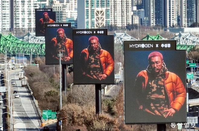 ‘로드블록 여의12’는 다양한 광고 영상을 송출해 눈길을 끌고 있다. 박형기 기자 oneshot@donga.com