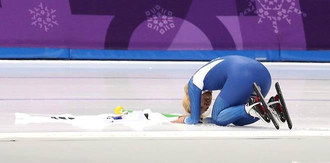 강원 강릉 스피드 스케이팅 경기장에서 열린 2018 평창 동계올림픽 스피드 스케이팅 여자 매스스타트 결승 경기. 은메달을 차지한 김보름이 큰절을 하고 있다.뉴시스