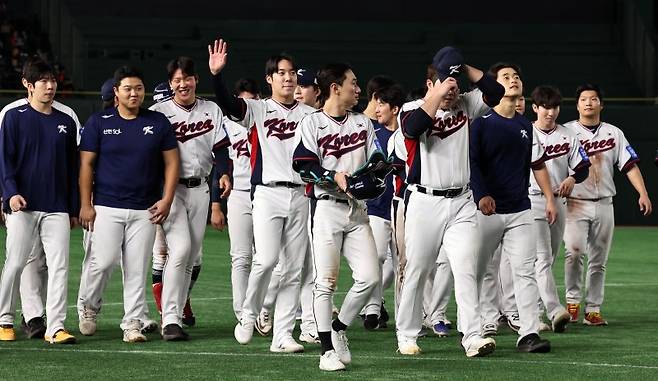 류지현 감독이 이끄는 야구 국가대표 선수들이 지난 11월16일 오후 일본 도쿄돔에서 열린 월드베이스볼클래식(WBC) 대비 평가전 '2025 케이 베이스볼 시리즈(K-BASEBALL SERIES)' 일본과의 2차전 경기에서 일본과 7대7로 비긴 뒤 그라운드를 나서고 있다. 뉴스1