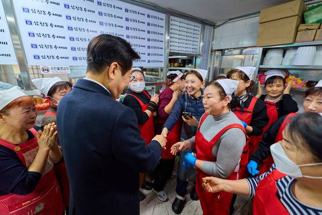 이재명 대통령이 30일 국무회의를 마친 뒤 청와대 인근 삼청동의 한 식당을 방문해 직원들과 인사하고 있다. 청와대 제공