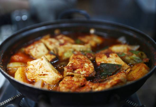 ‘헤밍웨이식당’ 파는 삼치조림. 차려진 삼치 밥상. 박미향 기자