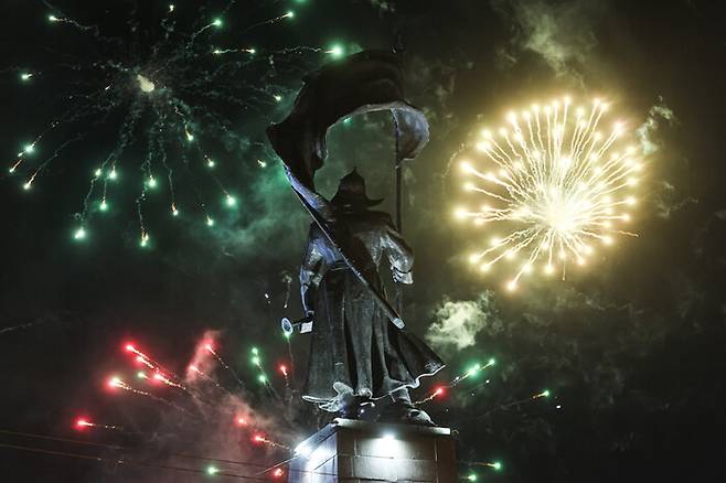 31일(현지시각) 러시아 극동 지역 블라디보스토크에서 열린 새해맞이 행사 중 옛 소련을 위해 싸운 전사들을 기리는 기념비 상공에서 불꽃놀이가 터지고 있다. 타스 연합뉴스