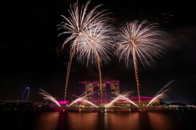 31일 싱가포르에서 열린 새해맞이 행사 동안 마리나 베이 상공에서 불꽃놀이가 터지고 있는 모습. 로이터 연합뉴스