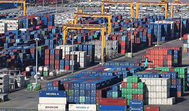 1일 경기도 평택항에 컨테이너가 쌓여 있는 모습. 연합뉴스