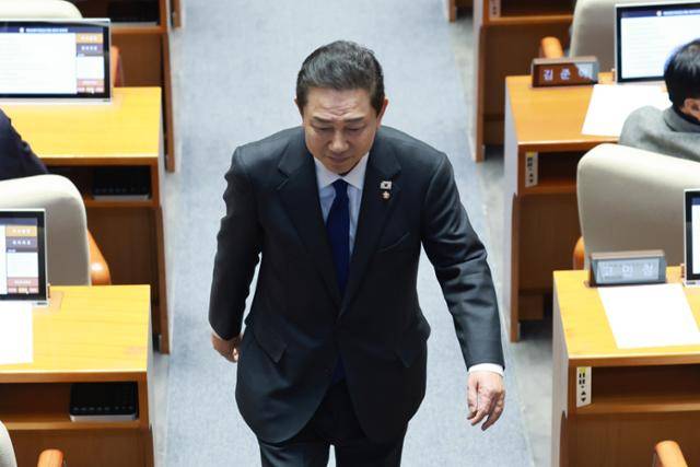 지난해 12월 30일 국회 본회의에서 김병기 더불어민주당 전 원내대표가 감사원장(김호철) 임명동의안 등 안건에 대해 투표한 뒤 자리로 돌아가고 있다. 연합뉴스