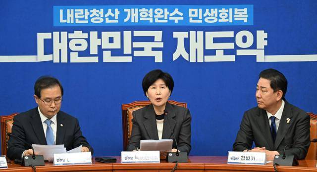 백혜련(가운데) 더불어민주당 의원이 지난해 10월 20일 국회에서 사법개혁안을 발표하고 있다. 고영권 기자