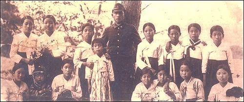 박정희가 문경공립보통학교(문경서부공립심상소학교) 교사 시절인 1939년 봄 여학생들과 함께 찍은 사진. 뒷줄 왼쪽 첫번째가 군관학교시절 편지를 주고받은 제자 정순옥씨다. 정운현 제공