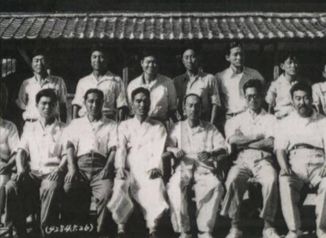 김대중이 청년사업가 시절인 1951년 목포에서 지역유지들과 함께 찍은 사진. 앞줄 맨 왼쪽이 김대중이다. 김대중평화재단 제공