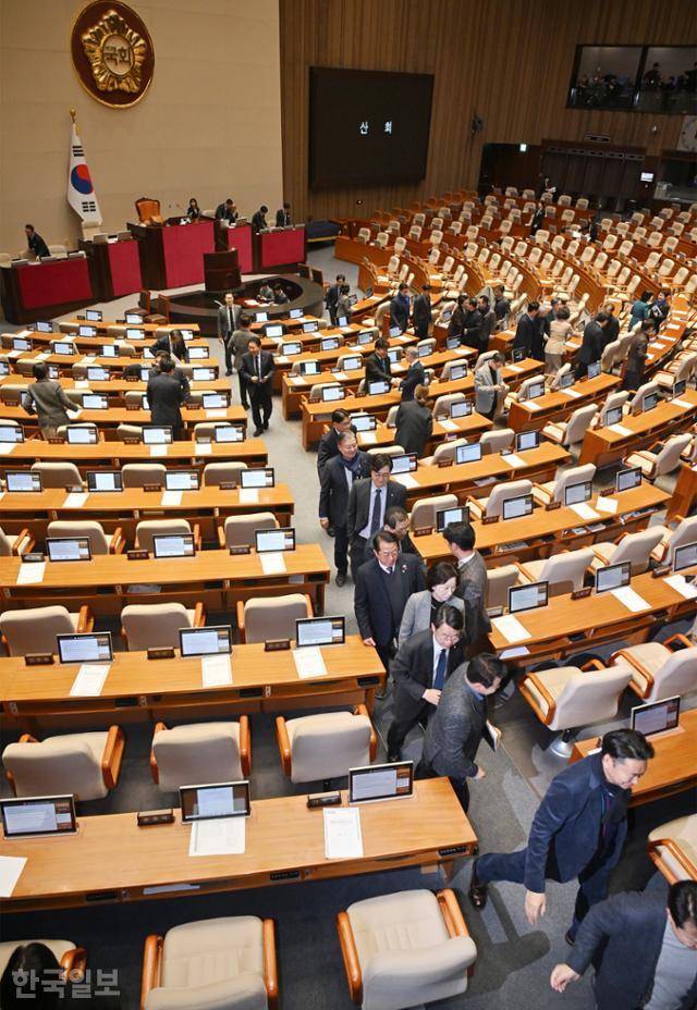 더불어민주당 의원들이 지난달 24일 국회에서 정보통신망법 개정안을 국민의힘 불참 속에 처리한 뒤 회의장을 나서고 있다. 민경석 기자