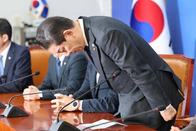 김병기 더불어민주당 원내대표가 지난달 30일 서울 여의도 국회에서 열린 원내대책회의에서 원내대표직 사퇴를 밝히기 앞서 고개 숙여 사과하고 있다. 뉴스1