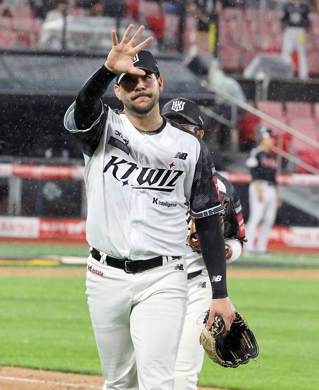 24일 오후 수원 KT위즈파크에서 열린 2025 프로야구 LG와 KT 경기. KT 선발 헤이수스가 6회 LG 공격을 무실점으로 막고 들어오며 팬들의 환호에 인사하고 있다.. 수원=정시종 기자 capa@edaily.co.kr /2025.06.24.