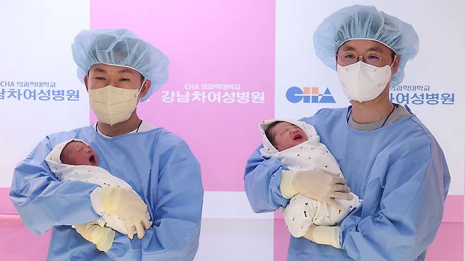 2026년 병오년(丙午年) 새해 첫 날인 1일 서울 강남차여성병원에서 윤성민 씨(왼쪽)가 부인 황은정 씨 사이에서 태어난 쨈이(태명,여아)를, 정동규 씨가 부인 황혜련 씨 사이에서 태어난 도리(태명,여아)를 품에 안고 있다 2026.1.1