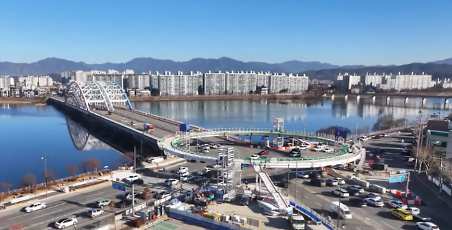 춘천시에 건설중인 공중 원형 육교