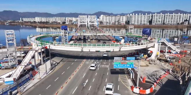 춘천시에 건설중인 공중 원형 육교