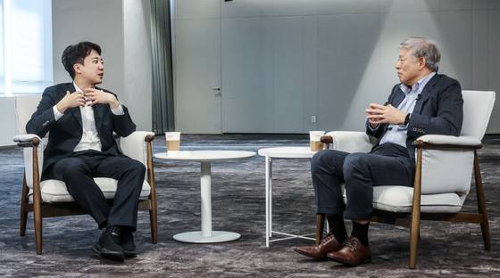 지난달 11일 이준석 개혁신당 대표(왼쪽)와 염재호 태재대 총장이 중앙일보 사옥에서 ‘AI가 바꿀 한국 정치의 미래’를 주제로 대담을 나눴다. 이 의원은 “AI시대엔 국가라는 정치 단위가 축소될 것”이라고 했고, 염 총장은 “민주주의 개념 자체가 달라질 것”이라고 내다봤다. 김성룡 기자